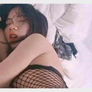 可爱调皮小姐姐网袜黑丝诱人视频光“阴”胡子都没有的小姐姐