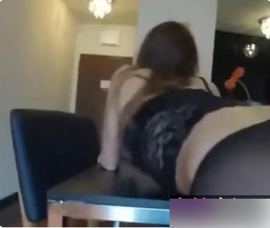 性感御姐肤白貌美，搭配黑色蕾丝吊带丰满身材凹凸必现【524MB】