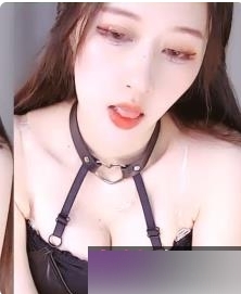 虎牙直播平台推出的群舞蹈节目，搭配经典辣条，火爆上线