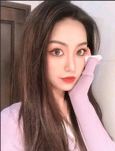 草莓味软糖：美味可口的草莓味软糖，让你回味无穷黑丝美腿：展现迷人美腿的黑丝袜，展现你的魅力私人定制：根据个人需求定制的专属商品，满足你的个性化需求