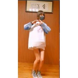 抖音上的热门舞蹈视频：钰儿、舍得妹、边跳、边脱