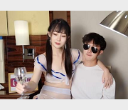 糖糖性感女导游实战视频，马尾辫气质年轻，妩媚动人！