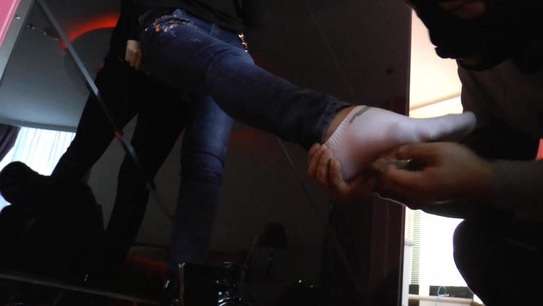 高清分辨率22分钟903MB：身高185cm女搜查官小鱼挠脚心大笑受难记