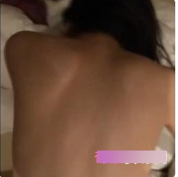 台湾情侣自拍：火辣身材惊艳全场