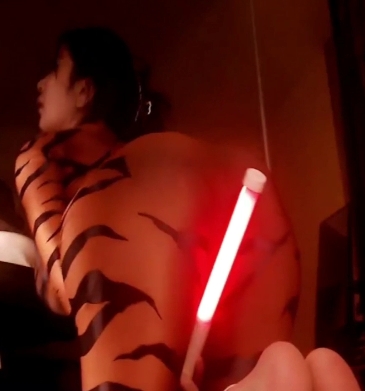 CC丨小燃燃付费定制紧身衣上帝视角光棒磨擦视频下载