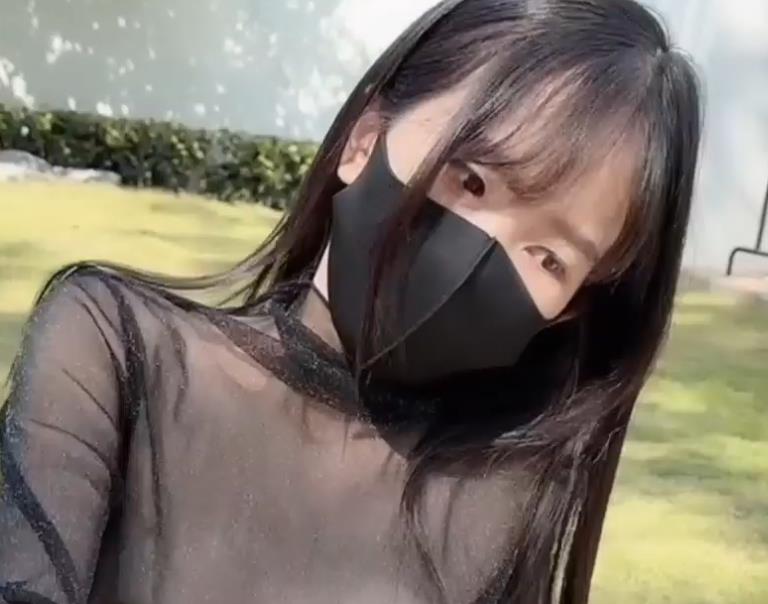 粉色情人：双马尾妹子温泉花园打粑粑，2个视频总时长986M