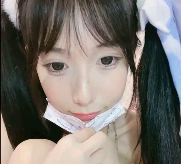 高颜值推特网红黎酱:不爱吃青菜的互动直播作品