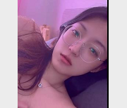 反差眼镜妹思雨与萧媚儿高挑性感大学生视频