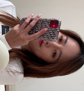 美女穿白色紧身裤展示长腿和翘臀的视频