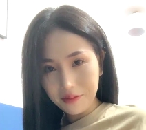 纹身美女居家朋友互动