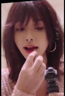 你沉浸在他的舞蹈和变装世界中吧！