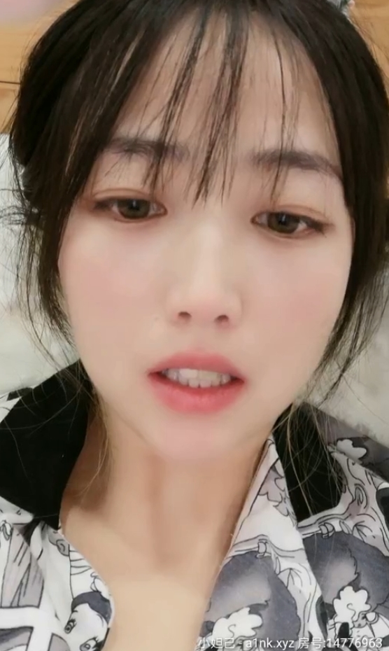 清纯可爱00后大四小学妹抠动放飞自我表演，粉嫩某处让人沉沦