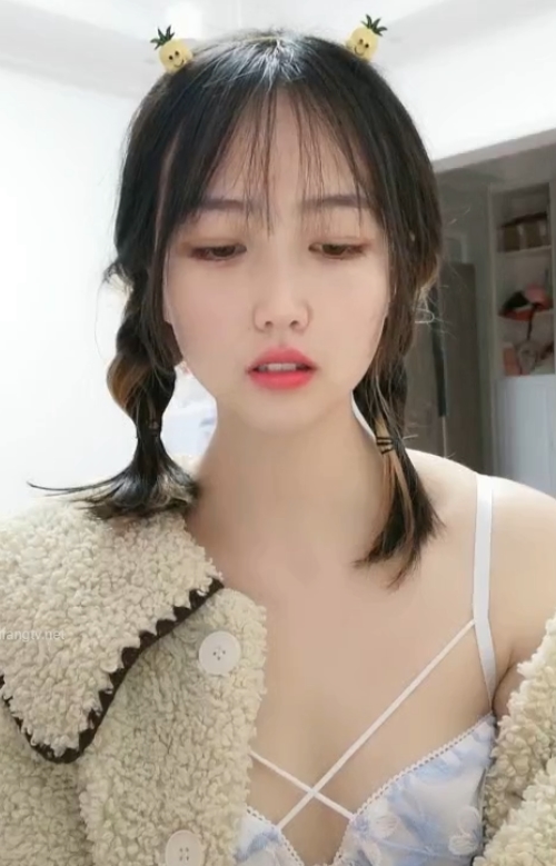 清纯可爱00后大四小学妹抠动放飞自我表演，粉嫩某处让人沉沦