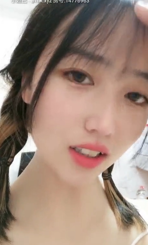 清纯可爱00后大四小学妹抠动放飞自我表演，粉嫩某处让人沉沦