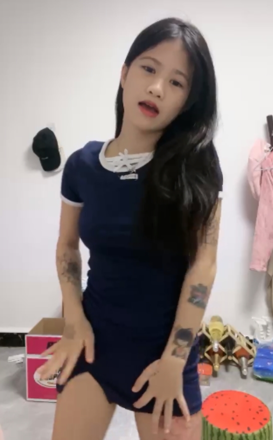 番禺快手网红杨小兔打粑粑表演视频2.76GB，清晰5v，超级爽百度盘