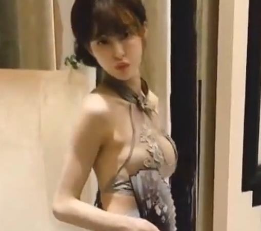 迷人SWAG女星Cartiernn视频合集，14个3.7G大长腿吃棒棒糖资源