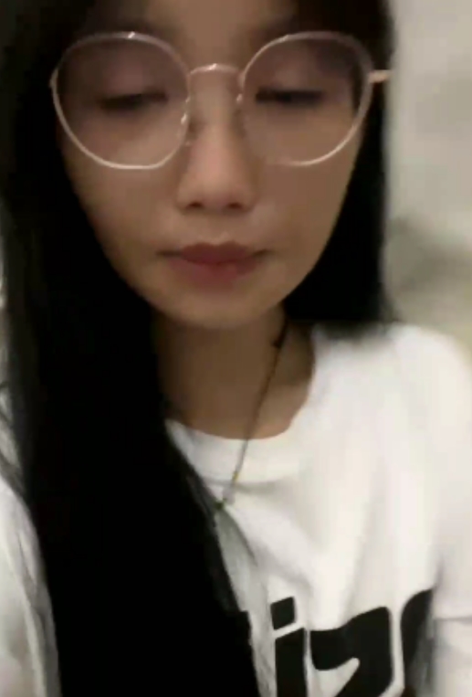 被她的神秘微笑吸引，不禁想要深入了解这个宿舍直播的眼镜学妹。