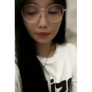 被她的神秘微笑吸引，不禁想要深入了解这个宿舍直播的眼镜学妹。