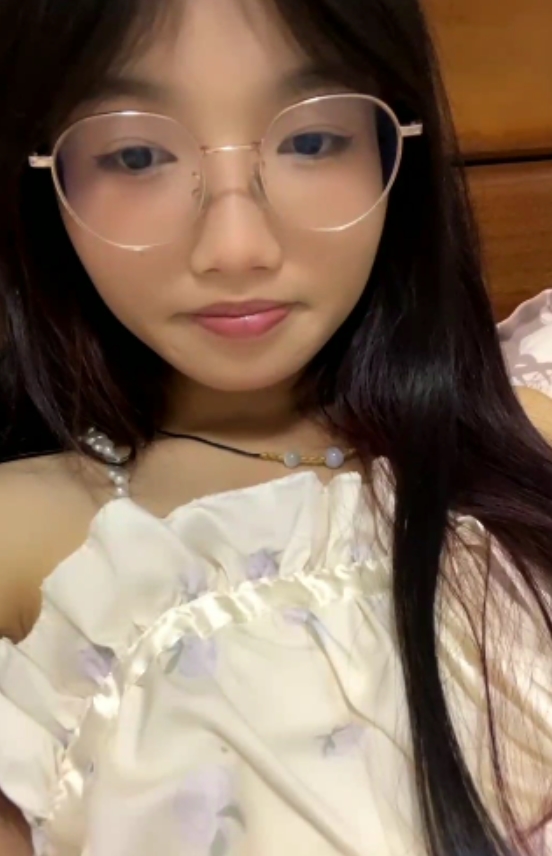 被她的神秘微笑吸引，不禁想要深入了解这个宿舍直播的眼镜学妹。