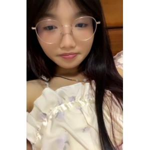 被她的神秘微笑吸引，不禁想要深入了解这个宿舍直播的眼镜学妹。