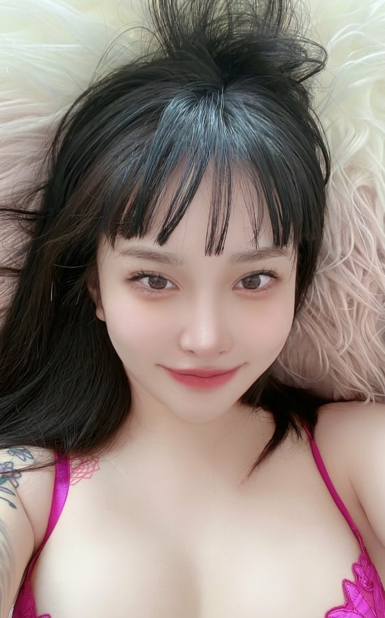 宋昱欣Hitomi：400W微博粉丝臀神，OF私拍320P视频14V，童颜巨臀A4腰，顶级欧美身材