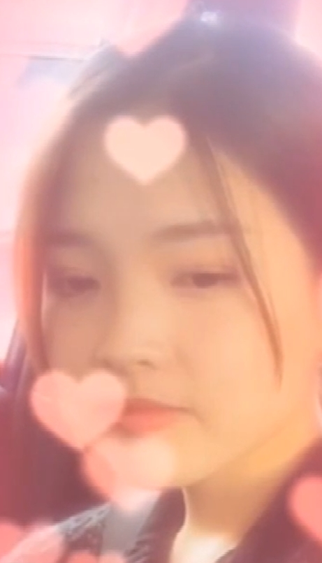 清纯女神加拿大留学生李天宜的吃瓜自拍展示，引发热议