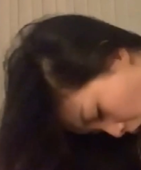 清纯女神加拿大留学生李天宜的吃瓜自拍展示，引发热议