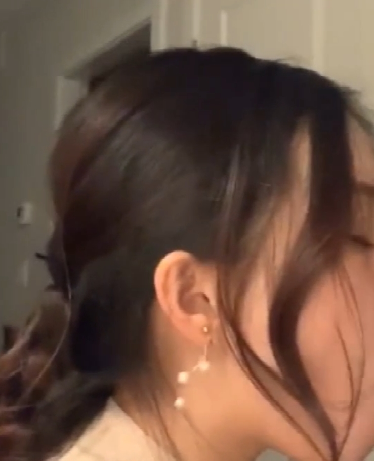 清纯女神加拿大留学生李天宜的吃瓜自拍展示，引发热议