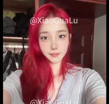 小瓜陆自拍视频福利姬,道具秀首秀下水道,图集31张