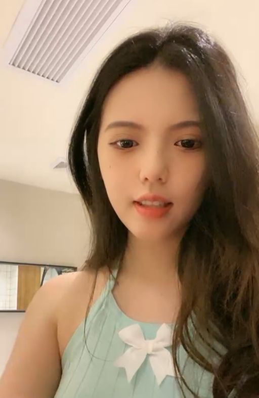 小辰吾妮:微信福利直播,聊天节目,轻松露一点,尺度适中,按需下载收藏