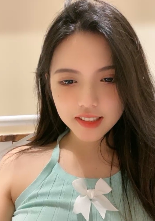 小辰吾妮:微信福利直播,聊天节目,轻松露一点,尺度适中,按需下载收藏