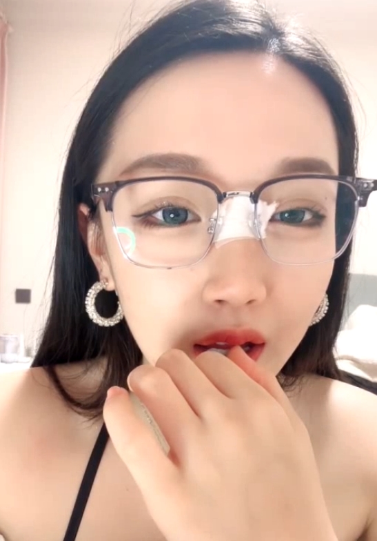 眼镜御姐妹子叭嗦合集:57v48.6g视频收藏百度ED2K96个视频