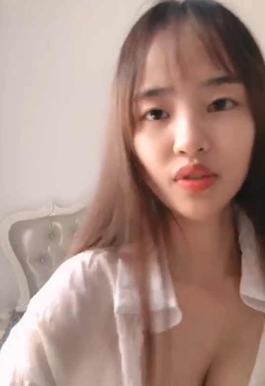 她独特的魅力和表现力征服了观众，成为了一颗耀眼的明星。不要错过这个5v8.7g的精彩视频，收藏起来，随时回味阿桃的精彩表现！