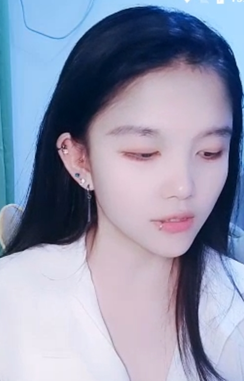 为了更好地了解小伊伊的魅力，不妨收藏她的22v16.2g视频作品“超反差SM”，感受她独特的表演风格。百度和ED2K上都有她的作品，让您随时随地都能欣赏到这位娱乐圈的新星带来的惊喜和感动。