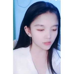 为了更好地了解小伊伊的魅力，不妨收藏她的22v16.2g视频作品“超反差SM”，感受她独特的表演风格。百度和ED2K上都有她的作品，让您随时随地都能欣赏到这位娱乐圈的新星带来的惊喜和感动。