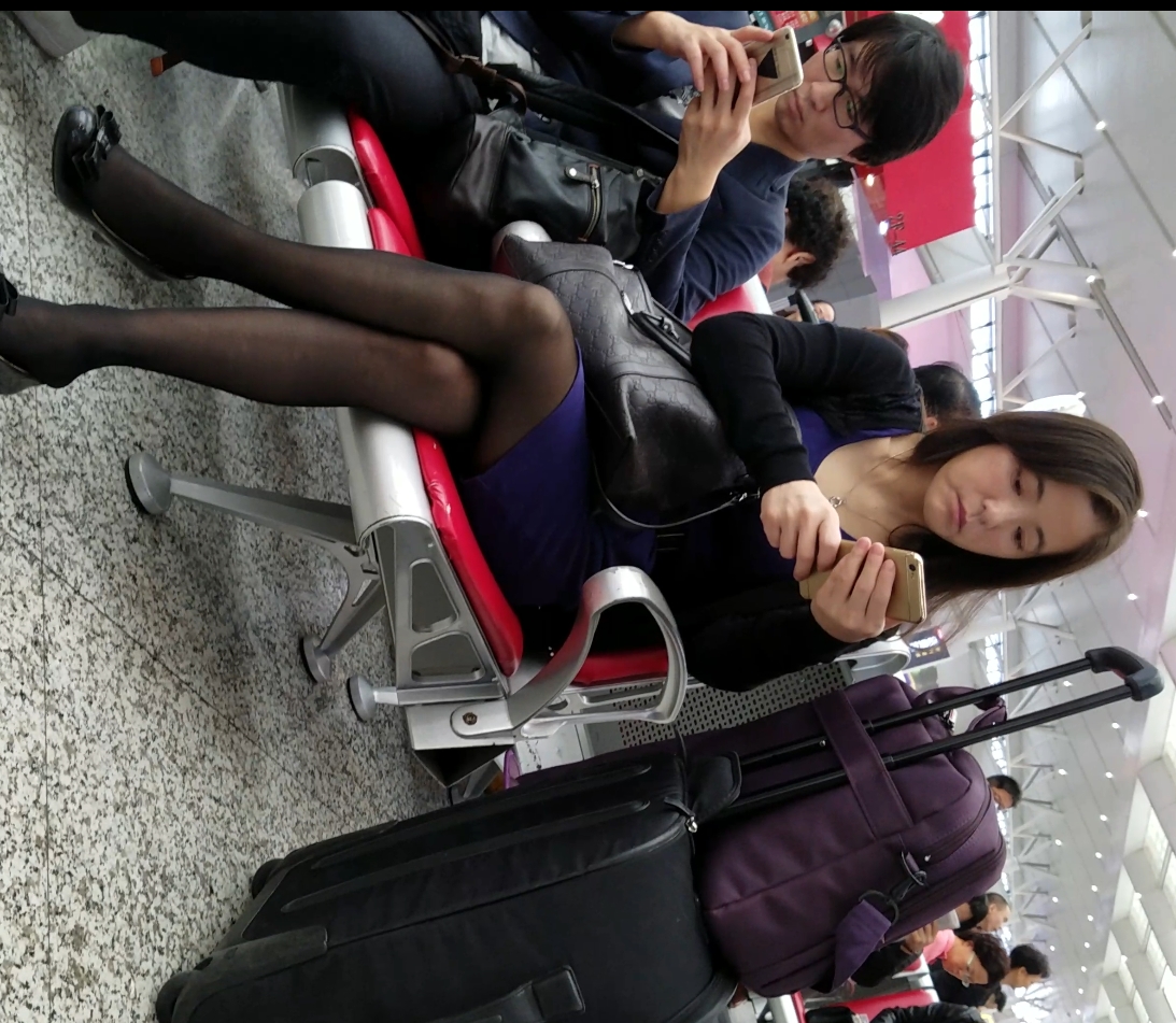 街拍车站妹挑鞋系列11V小脚特写19.8G翘臀实录