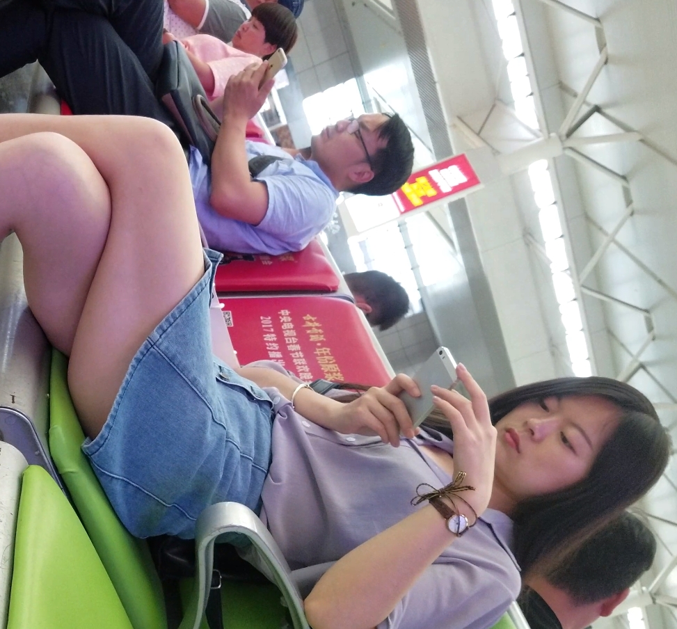 街拍车站妹挑鞋系列11V小脚特写19.8G翘臀实录