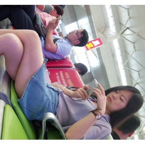 街拍车站妹挑鞋系列11V小脚特写19.8G翘臀实录