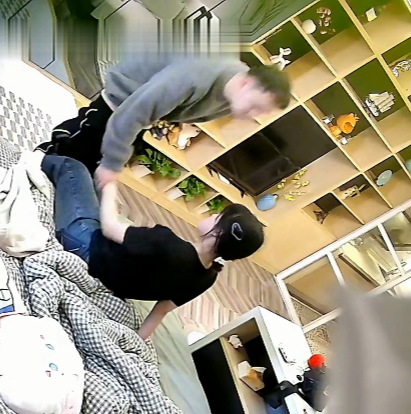 酒店渴渴情侣假期私密视频双对50分钟1.75G绝了