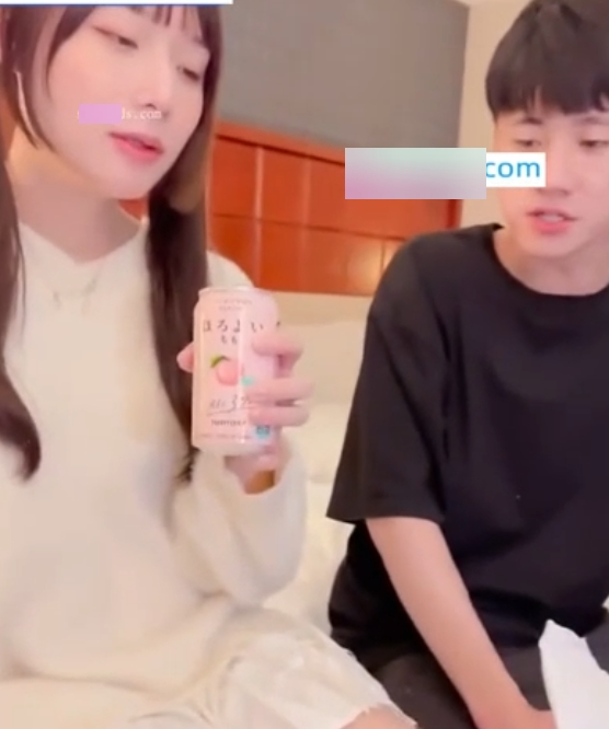 洪筱钧女仆伪娘长片1V917MB绝美体验